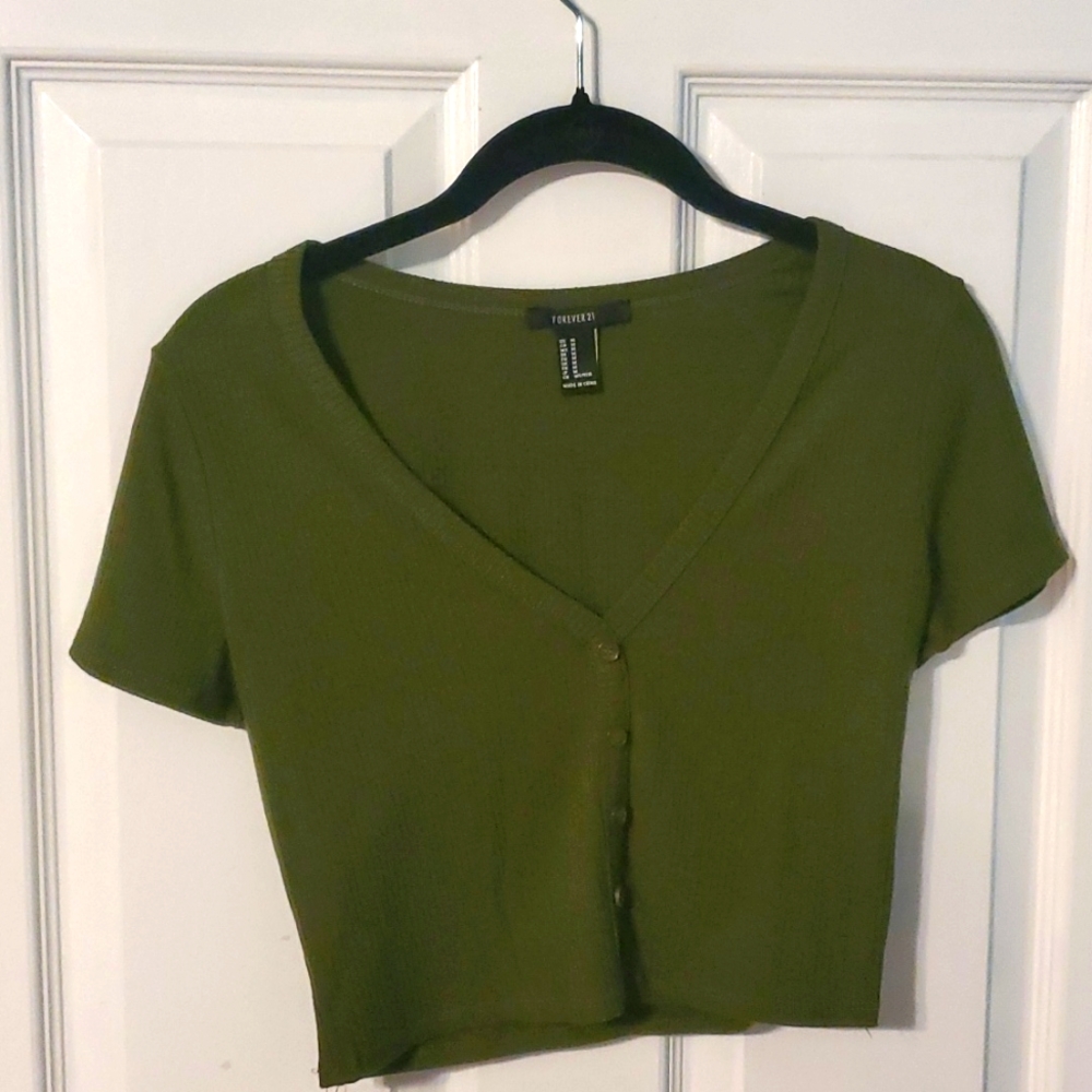 FOREVER 21 Size Medium Crop Top V-Neck Tee with Faux Brown Buttons